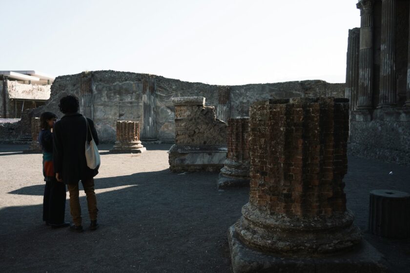 Visitatori che camminano tra gli archi e i resti delle Terme di Caracalla a Roma