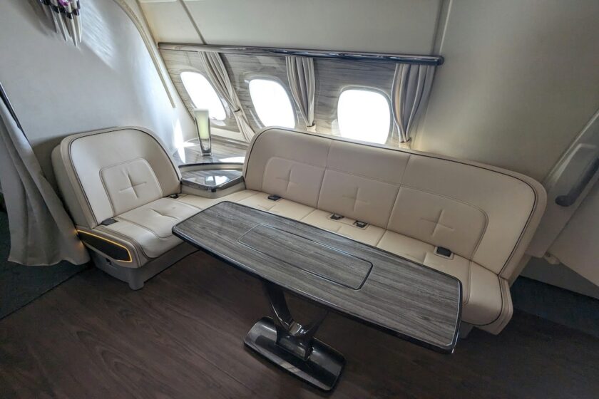 Interno luminoso di una cabina business class con due sedili spaziosi e tavolino centrale