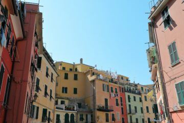 Case colorate di un borgo italiano perfette per uno scatto fotografico vivace e originale