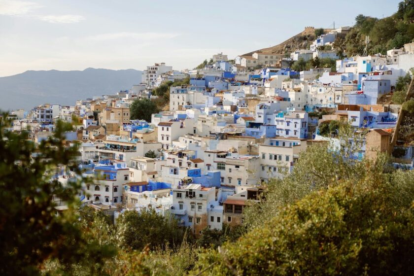 Panorama di Chefchaouen con case blu e montagne sullo sfondo