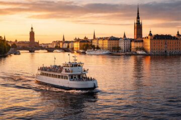 Vista di Stoccolma dall’acqua al tramonto con ponti e isole