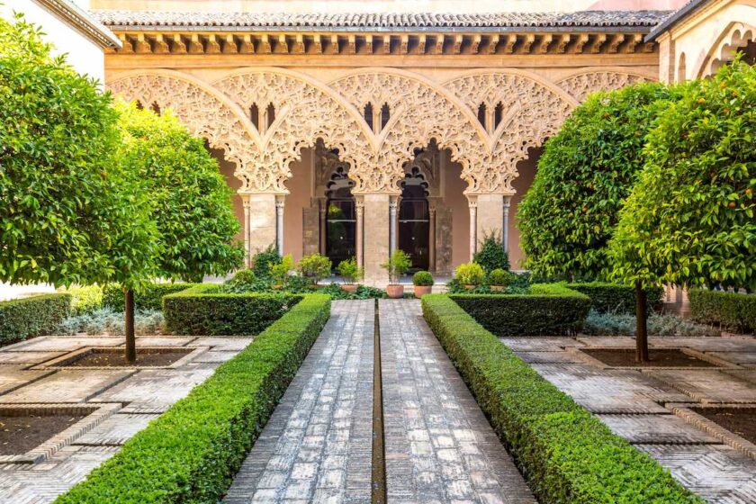 Archi e cortile della Aljafería a Saragozza con luce naturale