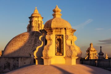 Terrazza bianca della Cattedrale di León con vista sulla città, tappa da non perdere