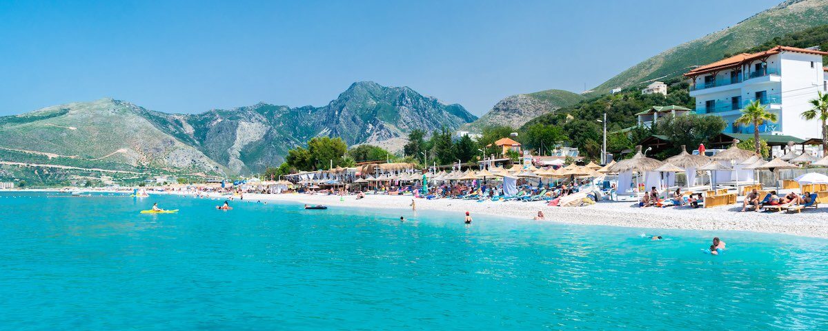 Spiaggia della Riviera Albanese con acqua turchese, idea soggiorno in Albania