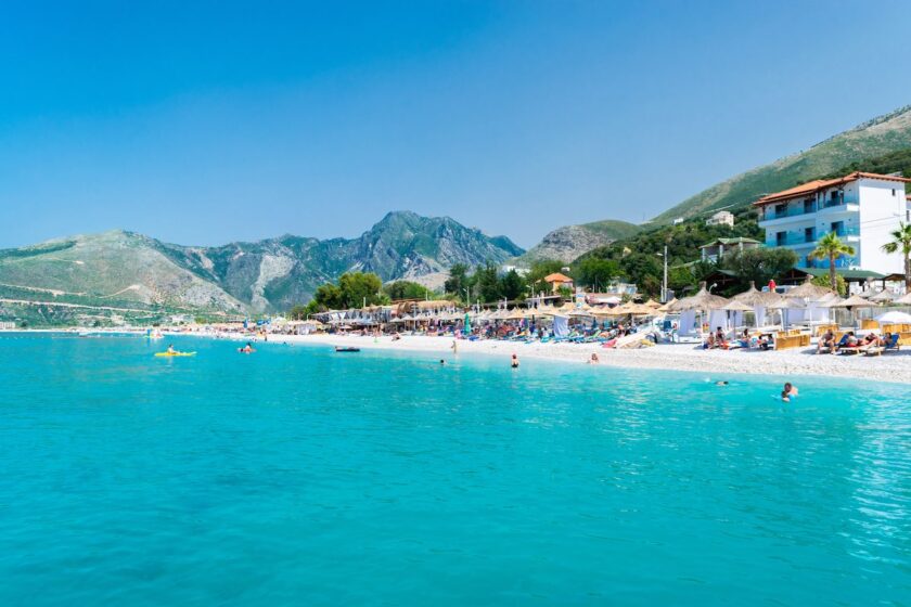 Spiaggia della Riviera Albanese con acqua turchese, idea soggiorno in Albania