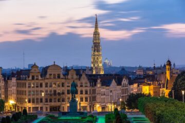 Grand Place di Bruxelles illuminata al tramonto, centro storico da vedere in 3 giorni
