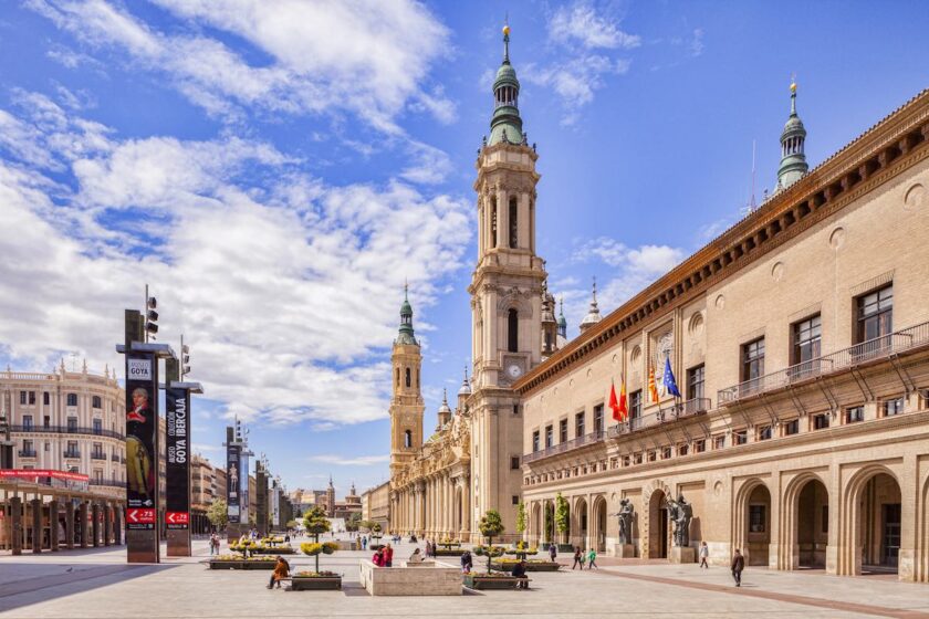 Plaza del Pilar a Saragozza con la Basilica del Pilar illuminata