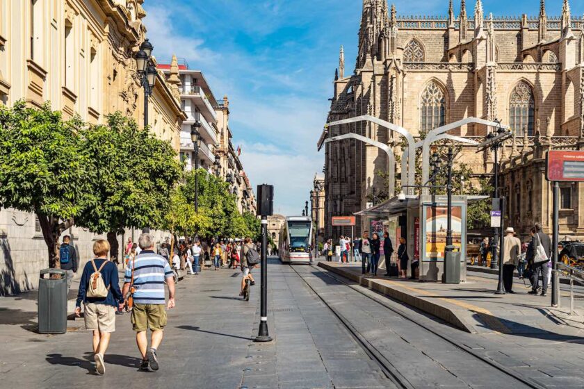 Strada di Siviglia con architettura andalusa e luce calda nel tardo pomeriggio