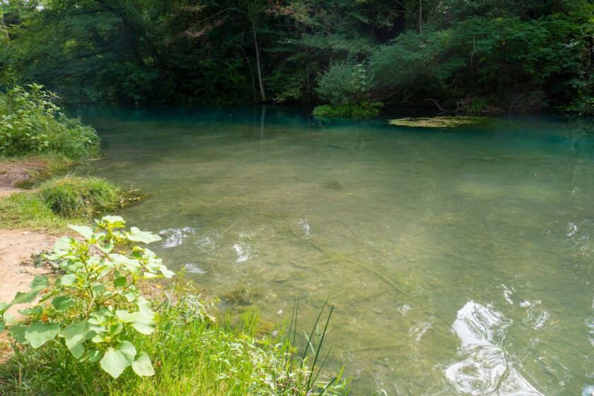 Torrente con pozze naturali nei fiumi balneabili in Toscana