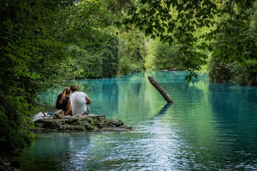 Persone nel fiume Elsa River Park, uno dei luoghi più noti tra i fiumi dove fare il bagno in Toscana