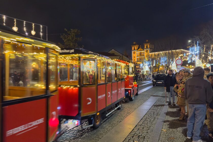 Treno storico in inverno tra le esperienze più affascinanti dei treni mercatini di Natale