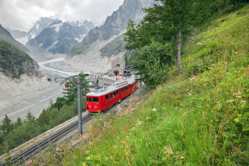 Trenino Chamonix in salita verso Montenvers con panorama alpino