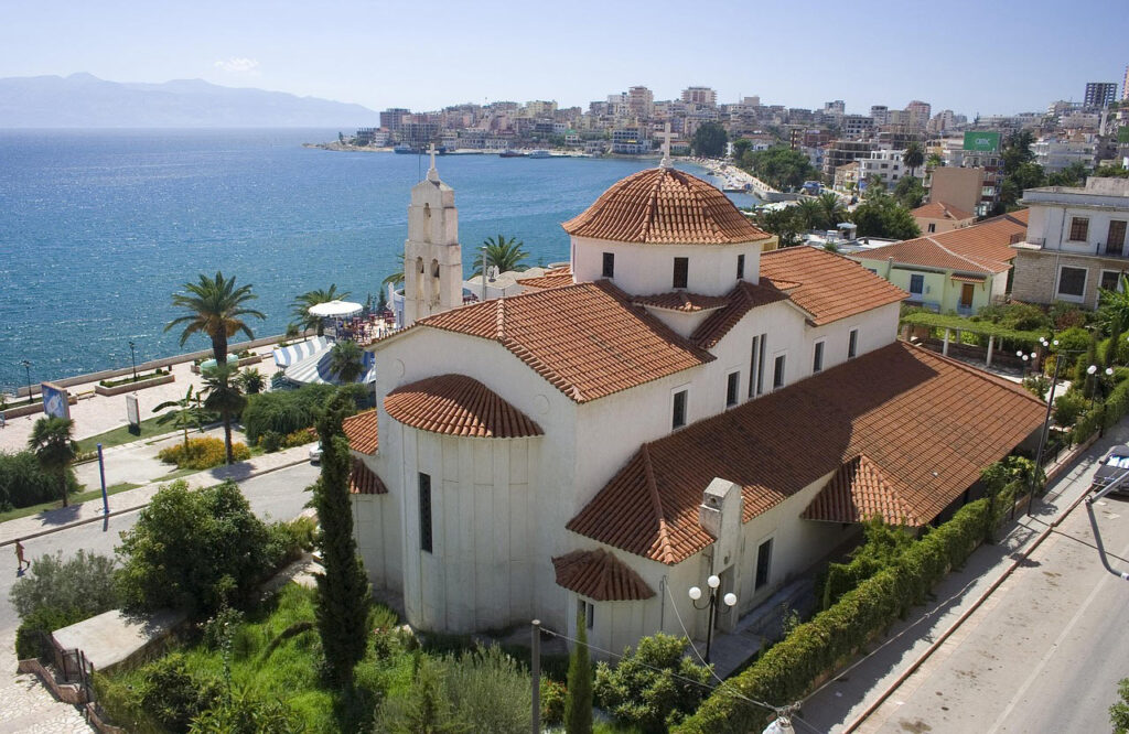 Chiesa sul lungomare in Albania