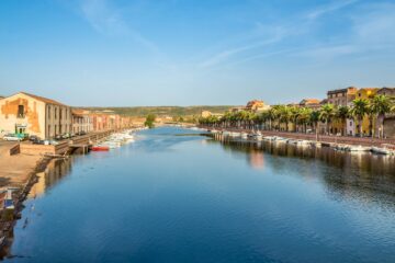Lungofiume Temo a Bosa con case colorate per rappresentare bosa cosa vedere