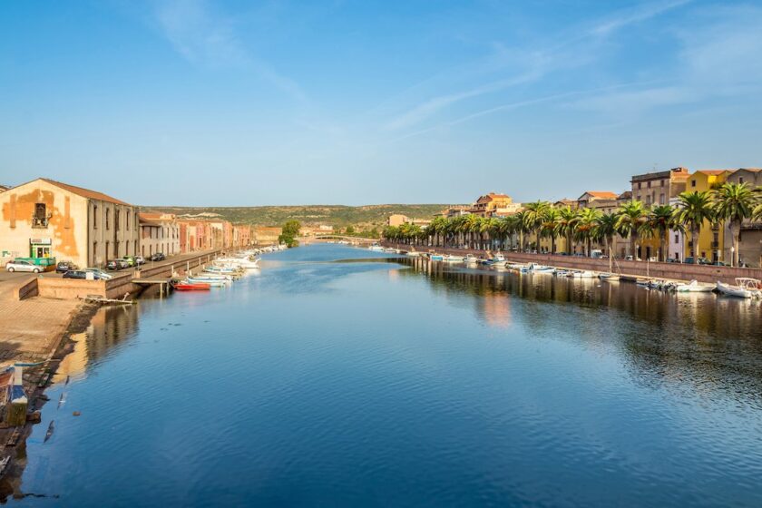 Lungofiume Temo a Bosa con case colorate per rappresentare bosa cosa vedere