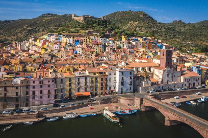 Panorama di Bosa con case colorate e Castello dei Malaspina per l’articolo bosa cosa vedere