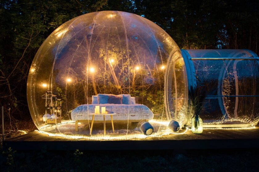 Bubble hotel in Italia di notte con vista sul cielo stellato e atmosfera romantica