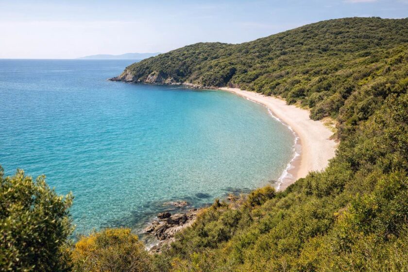 Panorama di Cala Violina in Toscana utile per capire Cala Violina come arrivare e cosa aspettarsi