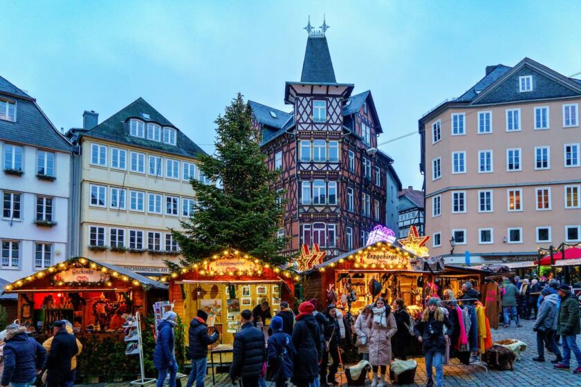 Mercatino tradizionale che rappresenta curiosità sulla Germania e le sue tradizioni