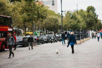 Scena urbana che rappresenta curiosità sulla Germania e la vita quotidiana nelle città tedesche