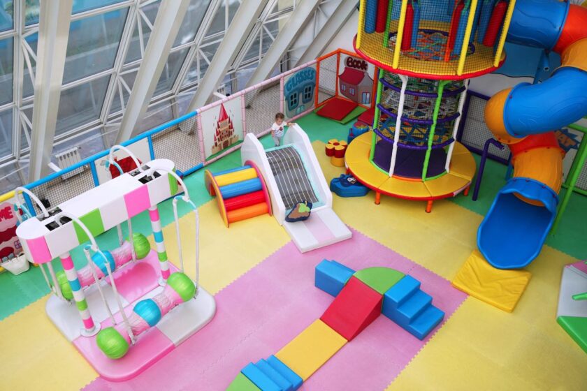 Famiglia in uno spazio indoor per rappresentare i parchi giochi coperti a Milano