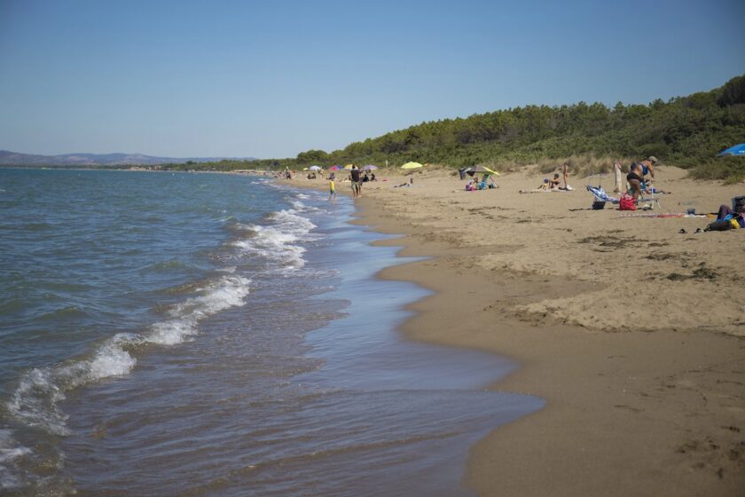 Panorama delle spiagge della Giannella con sabbia ampia e mare sulla costa toscana