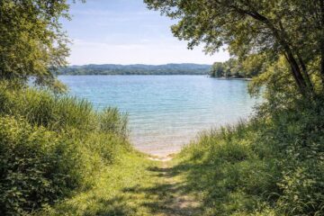 Accesso alla riva nelle spiagge lago di Monate con prato e acqua balneabile