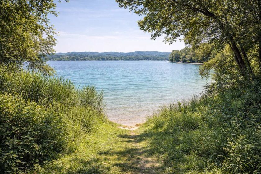 Accesso alla riva nelle spiagge lago di Monate con prato e acqua balneabile