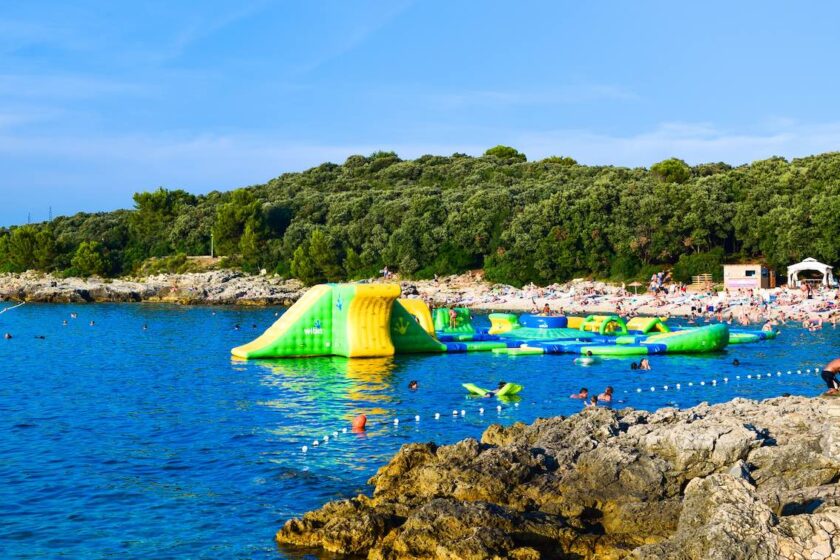 Spiaggia Pola Ambrela con ciottoli e mare tranquillo