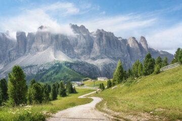 Panorama delle vallate piemontesi con montagne e sentieri nella natura