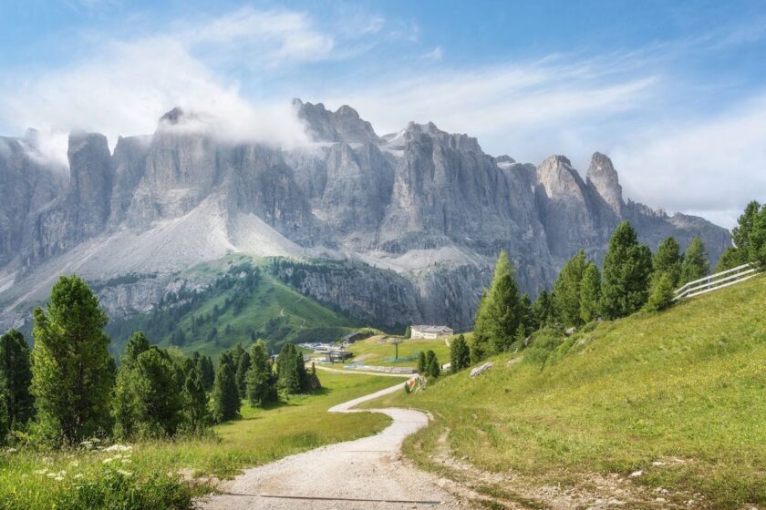 Panorama delle vallate piemontesi con montagne e sentieri nella natura