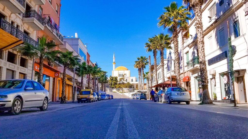 Albania viale con palme e una moschea sullo sfondo