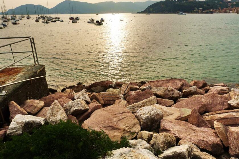 Caletta rocciosa a Lerici con acqua trasparente