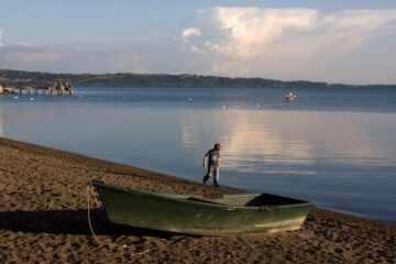 Spiaggia del Lago di Bracciano con acqua limpida e ciottoli