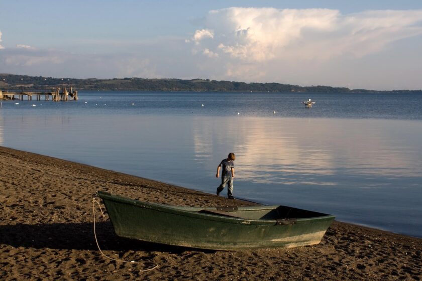 Spiaggia del Lago di Bracciano con acqua limpida e ciottoli