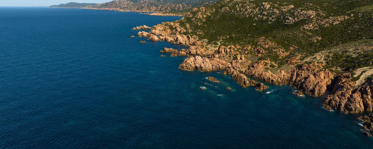 Costa vicino Sassari con mare e paesaggio naturale della Sardegna