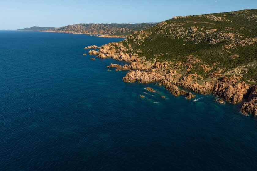 Costa vicino Sassari con mare e paesaggio naturale della Sardegna
