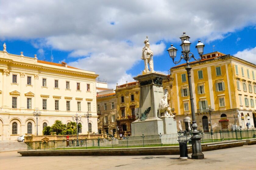 Piazza d’Italia a Sassari con edifici storici e architettura elegante