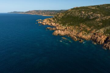 Spiaggia libera a Lerici con mare limpido