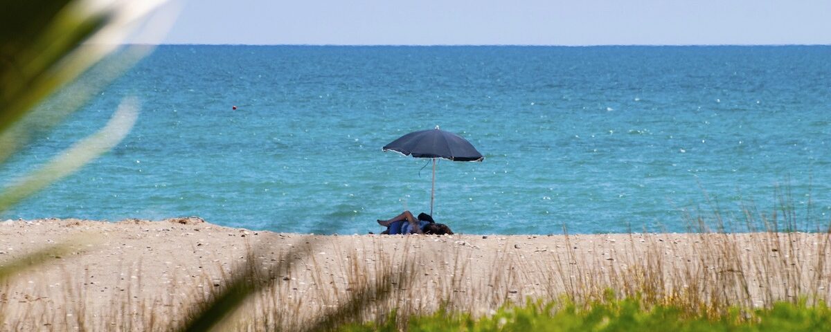 Spiaggia sabbiosa di Policoro con mare limpido e pineta