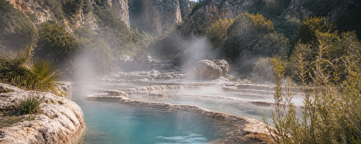 Vasche naturali delle terme segestane libere con acqua calda e rocce