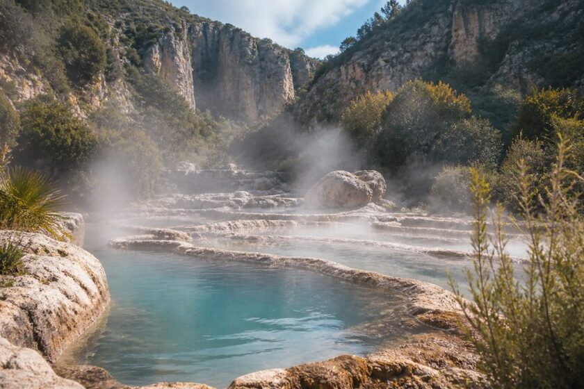 Vasche naturali delle terme segestane libere con acqua calda e rocce