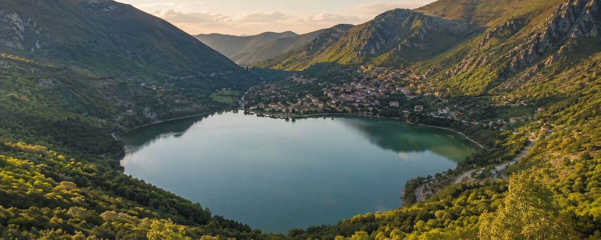 Lago di Scanno visto dall’alto tra montagne e boschi in Abruzzo