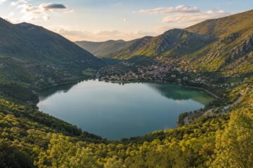 Lago di Scanno visto dall’alto tra montagne e boschi in Abruzzo