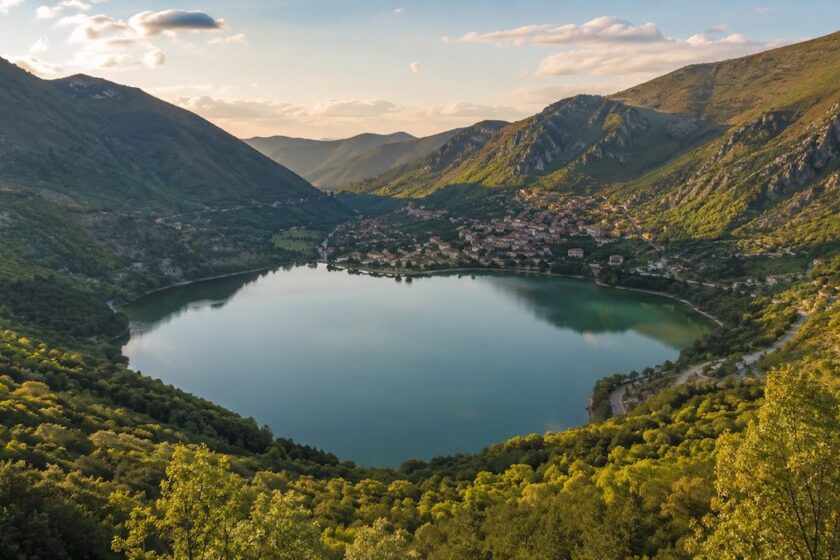 Lago di Scanno visto dall’alto tra montagne e boschi in Abruzzo