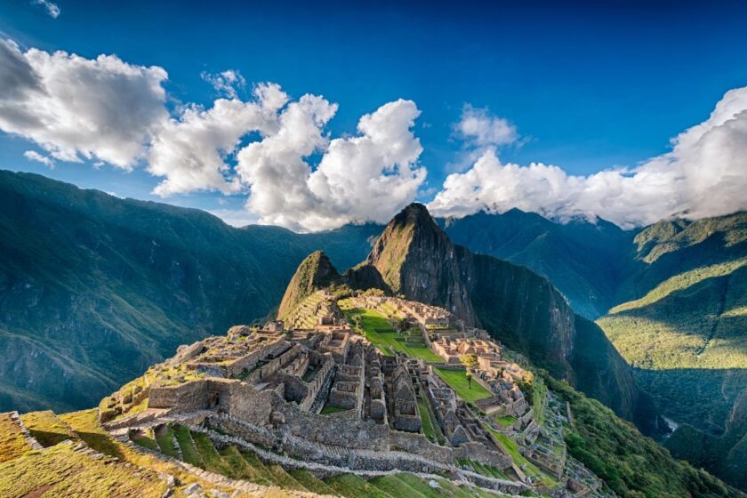 Machu Picchu tra le Ande durante il periodo migliore per andare in Perù
