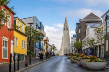 Reykjavik con Hallgrímskirkja e case colorate nel centro città
