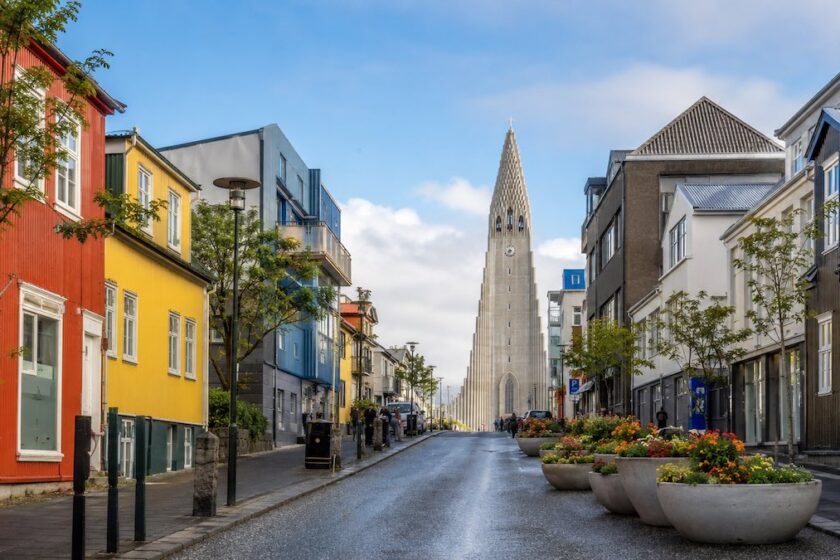 Reykjavik con Hallgrímskirkja e case colorate nel centro città