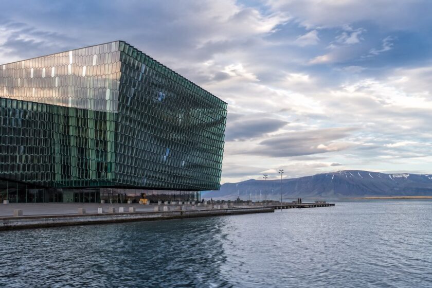 Harpa sul lungomare di Reykjavik con mare e montagne sullo sfondo