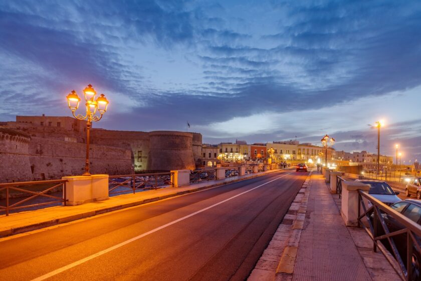 Centro storico salentino al tramonto con giovani e locali all’aperto